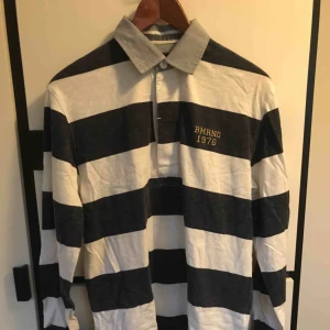  - Vit/-mörkblårandig långärmad kragtröja från Boomerang. Står att den är S men är snarare M. Passar jättebra med en pullover över. 