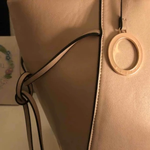  - NYPRIS 600kr!! Säljer 250kr, använt några ggr säljer pga för mkt väskor! Pris kan diskuteras ❤️