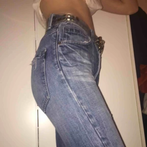  - Snygga mellanblå jeans med små slitningar ifrån Crocker!