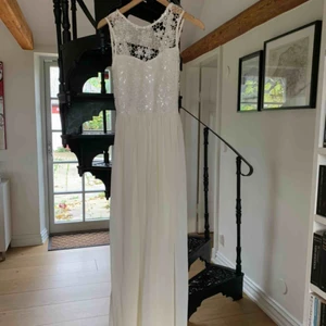 - Helt oanvänd klänning som hängt i garderoben några år nu!! + frakt 