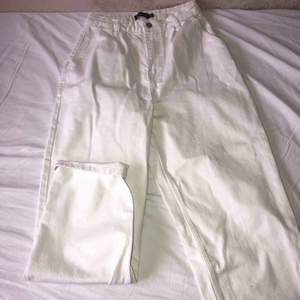 Vita mom jeans från PrettyLittleThing som är knappt använda. Passar perfekt om man har smalare midja och stor underdel. 