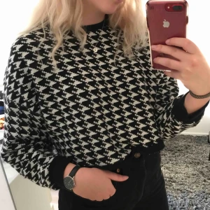  - Tjocktröja från bershka i vit och svart. Den är bred och croppad så den passar nog på de flesta!