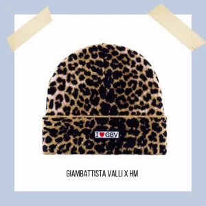  - Säljer denna feta Giambattista valli x Hm mössan (slutsåld) då den är för stor för mig, obs! mössan är stor men obs jag har litet huvud. Köpt på herravdelningen men den är givetvis unisex. Den är för övrigt varm & supermjuk!! Frakt ingår i priset 🤓💕💖💗