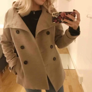  - Säljer denna super fräscha kappa ifrån Hm⚡️En beige kappa i kortare modell, säljs pågrund av att den inte kommer till användning längre, frakt tillkommer👼🏼