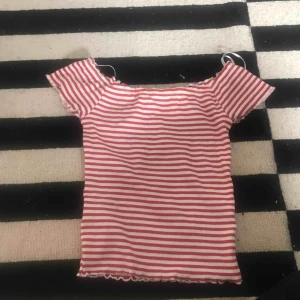  - Fin off shoulder tröja från Gina ganska liten i storleken men är stretchig och passar en s också