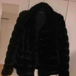  - Fuskpälsjacka från Kappahl. Endast använd 2 ggr, men säljer pga för stor för mig, så den är som ny Nypris: 799:-