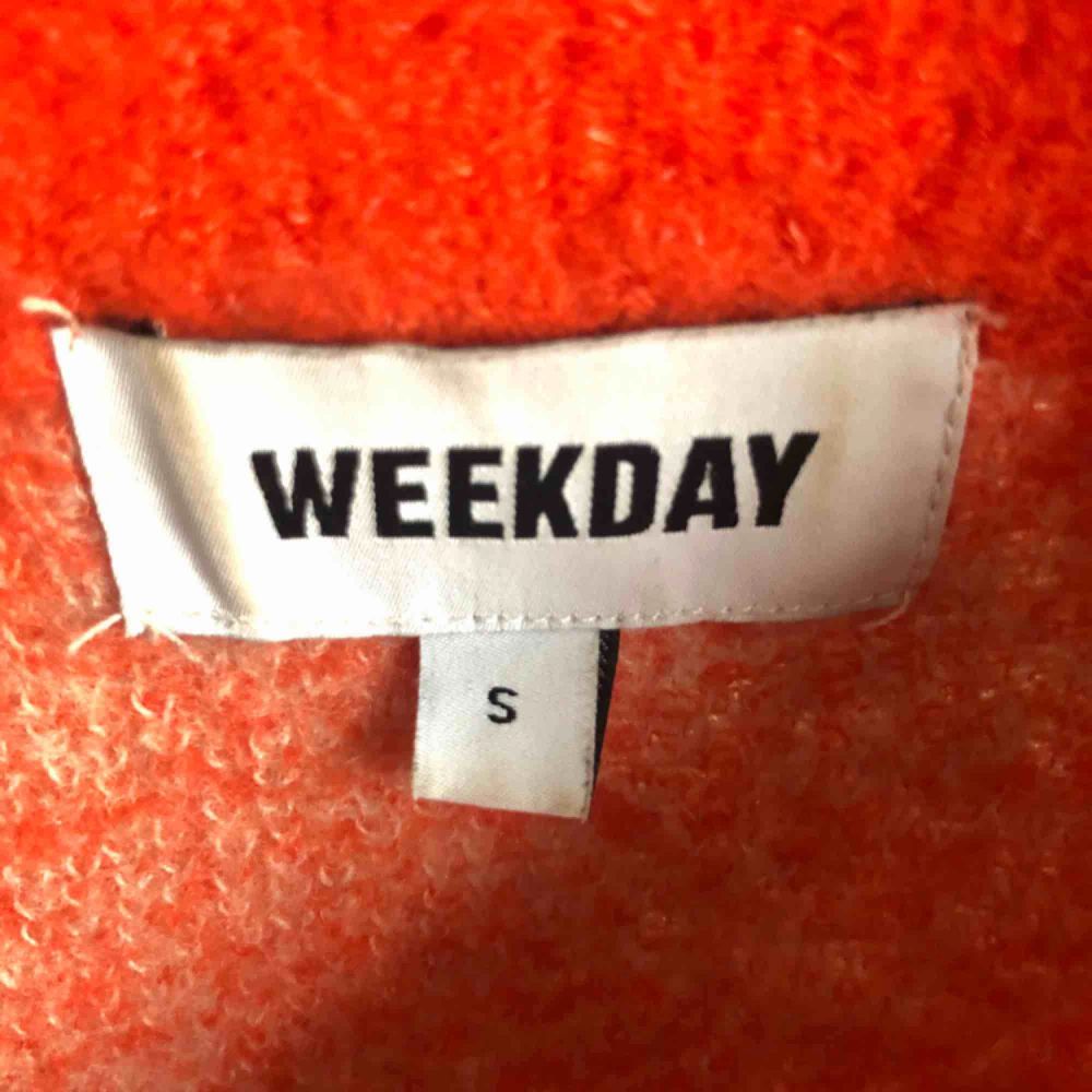 Supergosig & skön tjockare tröja från Weekday! Sparsamt använd då jag har för mycket tröjor. :( Frakt tillkommer!✨. Tröjor & Koftor.
