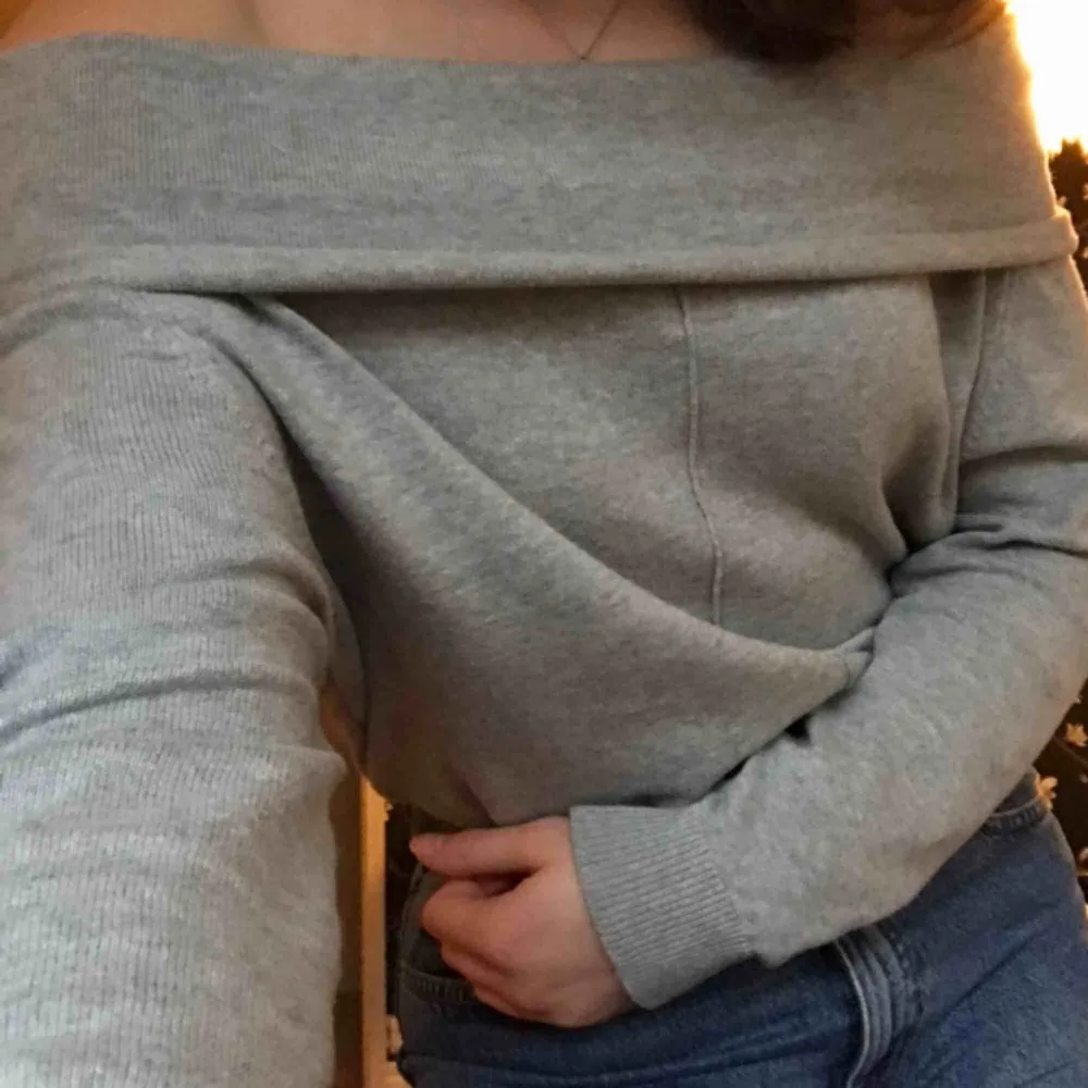 En jätte bekväm off-shoulder tröja i grått från märket object., funkar i alla årstider! Inte använd mycket då jag inte känner mig bekväm i off-shoulder. Bara att skriva för fler bilder på tröjan! (Frakt tillkommer). Tröjor & Koftor.
