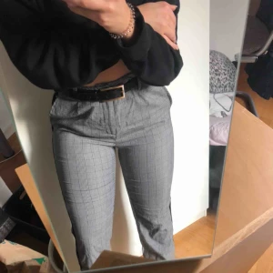  - Svart, vit, grå rutiga kostymbyxor. Väldigt bra skick. Svart streck på sidan av dem, 