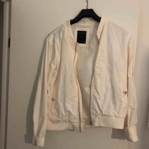  - Vit bomberjacka från Lager 157 i storlek M. Aldrig använd, möts upp i Stockholm annars står köparen för frakten :)