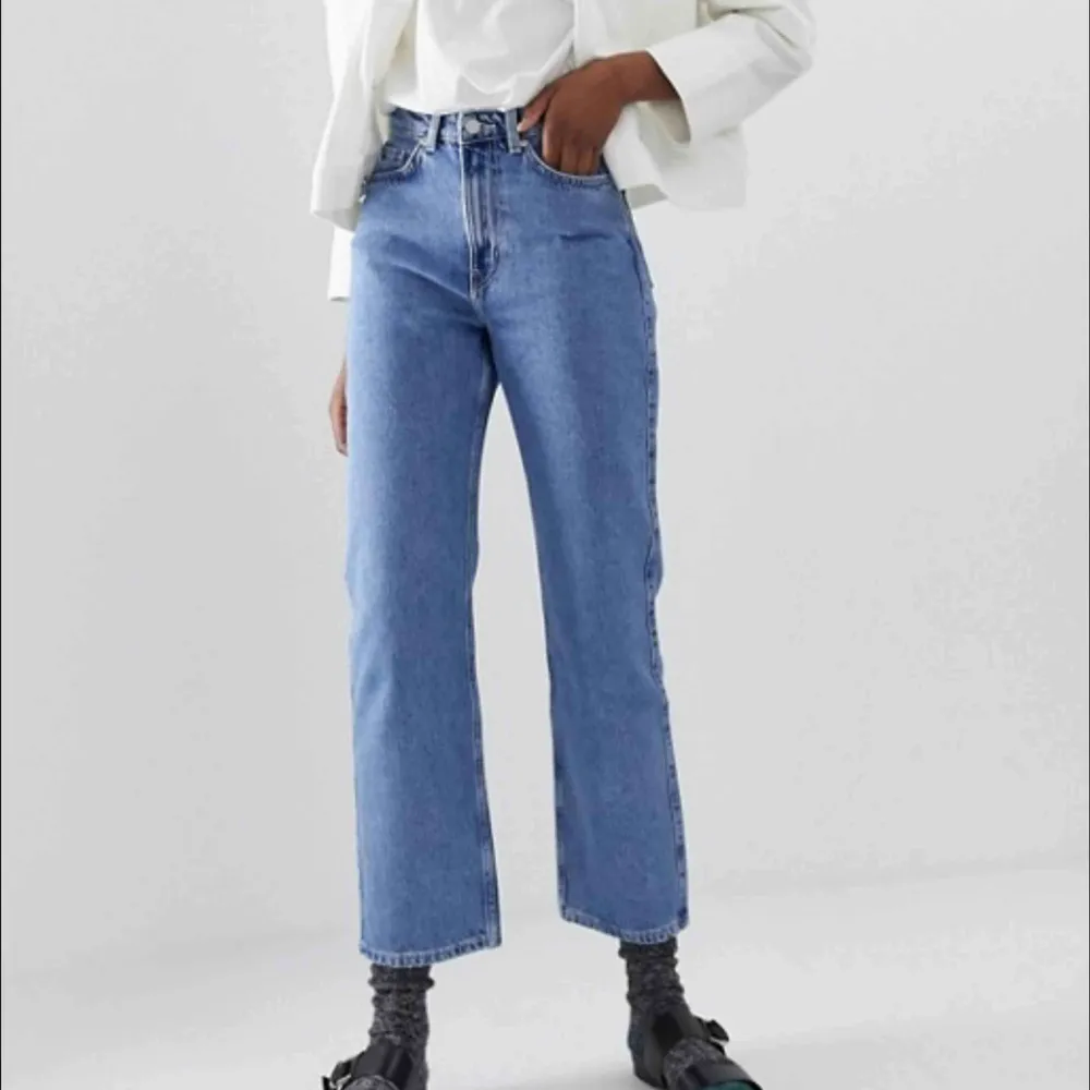 Oanvända jeans från Weekday i modellen row i size 30/30! Frakt står köparen för och kan även mötas upp i Gbg. Jeans & Byxor.