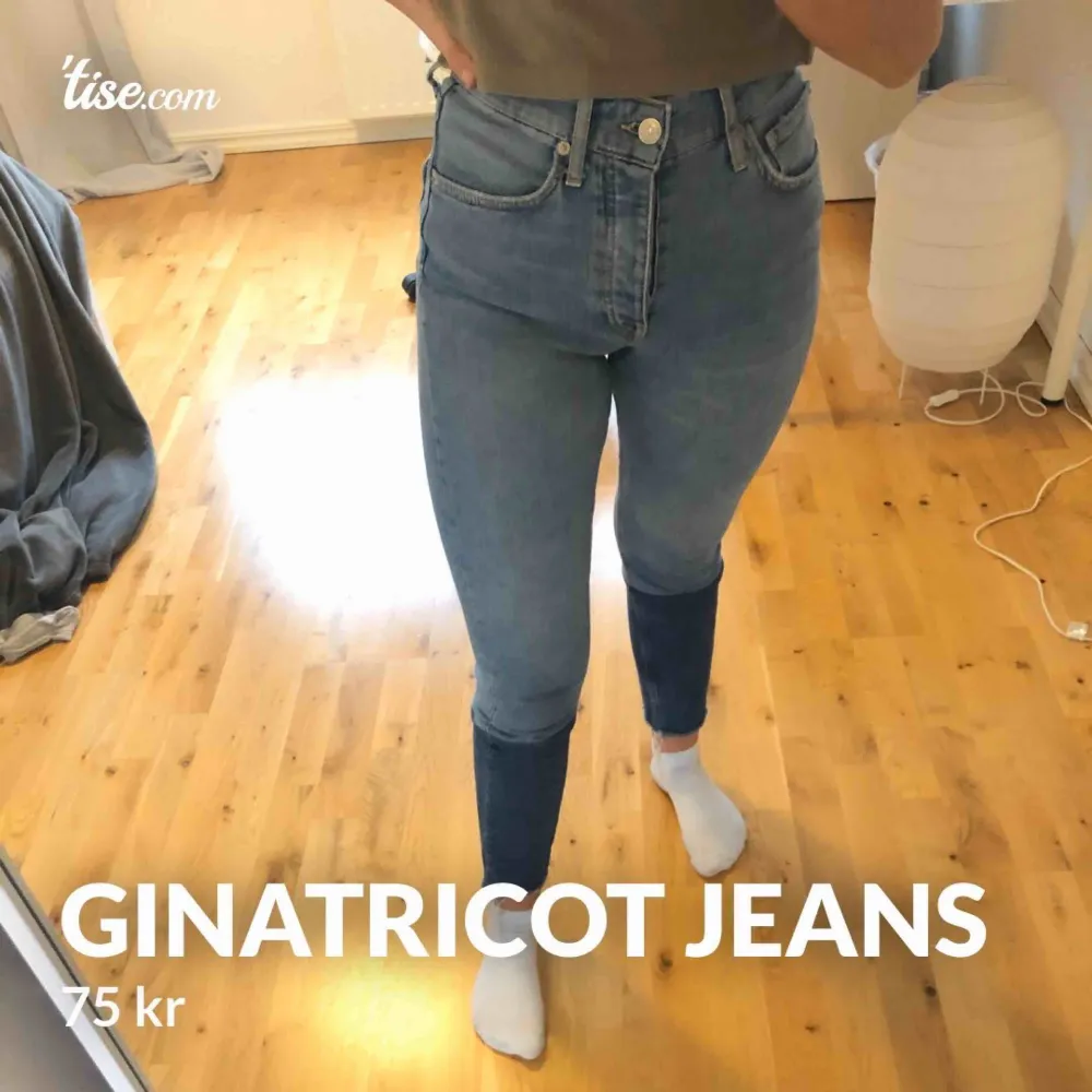 Blå och mörkblå jeans från ginatricot, endast använda ett fåtal gånger i storleken 34. Jeans & Byxor.