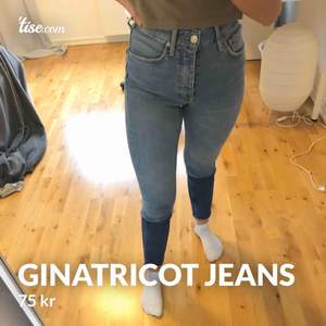 Blå och mörkblå jeans från ginatricot, endast använda ett fåtal gånger i storleken 34