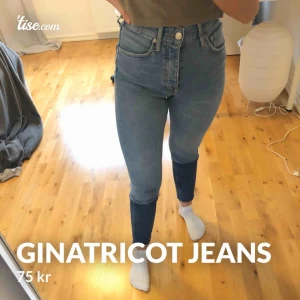  - Blå och mörkblå jeans från ginatricot, endast använda ett fåtal gånger i storleken 34
