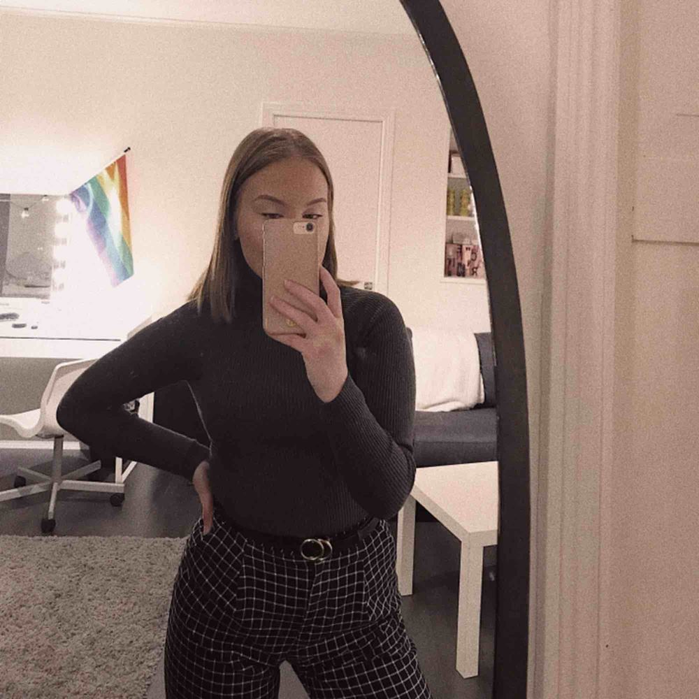 jättefina kostymbyxor från monki i nyskick! säljer de eftersom att jag aldrig använder de, köparen står för frakt . Jeans & Byxor.