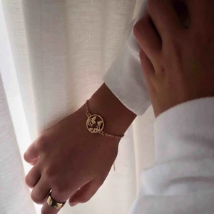  - Hej! Vi är ett UF företag som säljer smycken för att uppmärksamma de miljöproblem som pågår. För varje sålt smycke kommer vi skänka 5kr till WWF’s akutinsamling för klimatet. Ovanför ser ni vårt armband i guldfärg! 🌍 