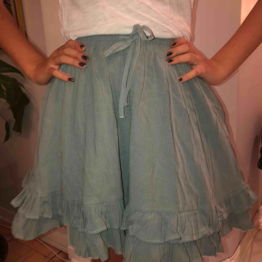 Super fin kjol i en härlig grön nyans! En rejäl kjol. Fickor på båda sidorna, knyte i midjan. 100% linne🌥💕. Kjolar.