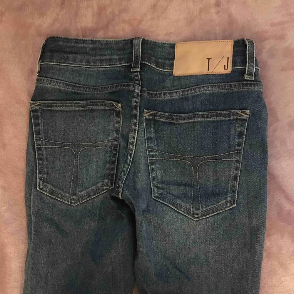 Säljer ett par jeans från Tiger of Sweden, supersköna men dock för små för mig... Har klippt upp en bit (3:e bilden) för att få i hälen. Men det går lätt att dölja genom att vika upp dem. De är i storlek 6 (UK) vilket motsvarar storlek 34.. Jeans & Byxor.