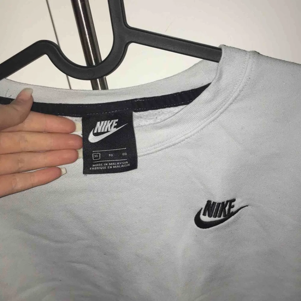 Nike tröja stl XL, passar alla beroende på hur man vill ha den sitta. Den är kortare och bredare. . Tröjor & Koftor.