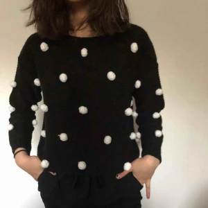  - En svart tröja ifrån Monki. Använd men är i bra skick. Säljs pga ingen användning.