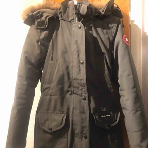  - Canada Goose i färgen mörkgrå modell trillium storlek XS, inga slitningar som ny då den är inköpt 2018 