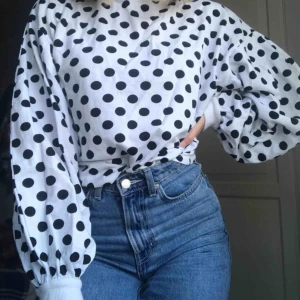  - Supercool och snygg tröja med prickar från Nelly.com! 100% bomull och snygg modell med lite ”ballongarmar”. Säljer då den inte är min stil. 💖