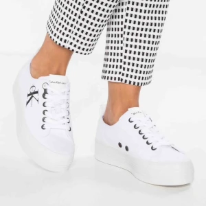  - Säljer mina Calvin Klein sneakers skor i nyskick. Köpte dom i augusti. Haft dom på mig cirka 2 gånger. Dom är i nyskick. Storlek 37. Nypris ligger på 849kr. Kan givetvis skickas med PostNord :) 