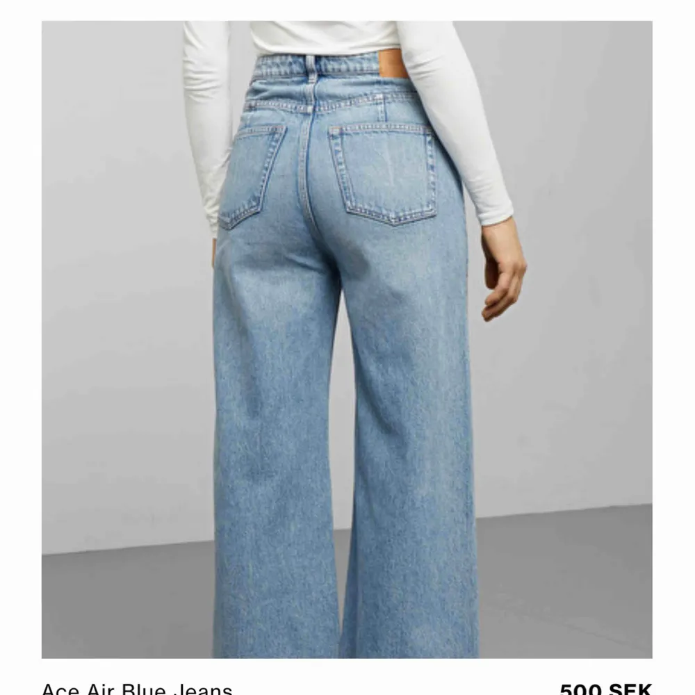 Skit snygga jeans från weekday dock för stora för mig därför säljer ja dom🥴🥰💖. Jeans & Byxor.