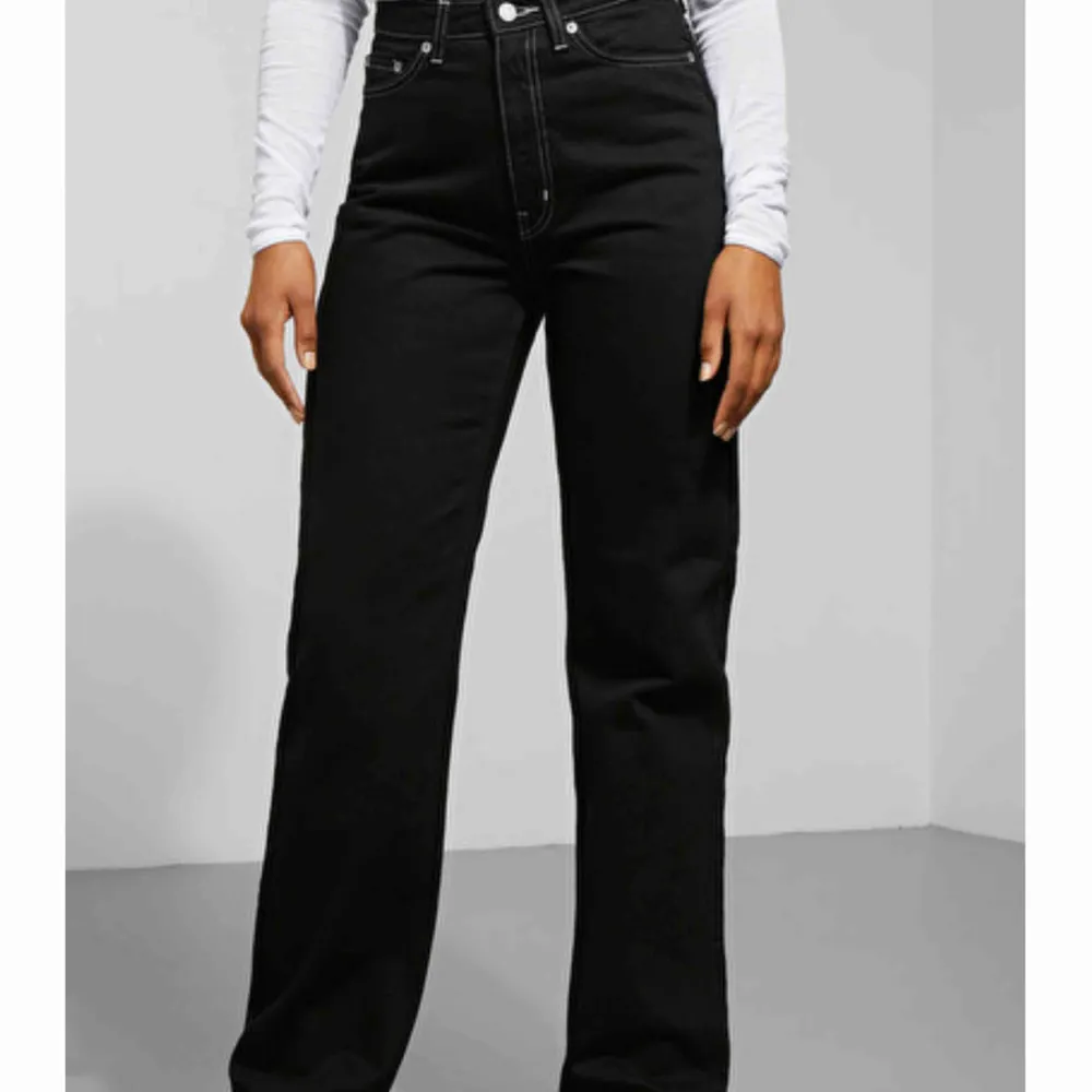Populära jeans med kontrastsömmar från Weekday, säljer på grund av att dom är för korta för mig som är 175. Använda rätt så mycket och därför lite slitna. Köparen betalar frakten.💖. Jeans & Byxor.