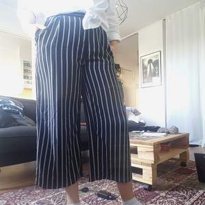 Ankellånga byxor, mörkblå och vitrandiga, 100%polyester, fickor, jag är ca 1,75 för referens! 🌻 