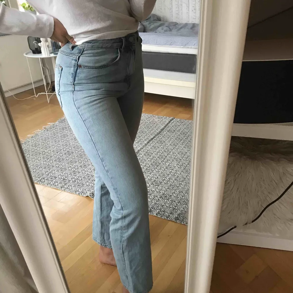 Ett par ursnygga Weekday jeans som är använda fåtal gånger!! Modellen ”VOYAGE” . Jeans & Byxor.