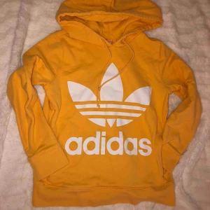  - ursnygg gul adidashoodie med luva, köpt på adidasstore, mittenficka, använd fåtal gånger, bra kvalitet!