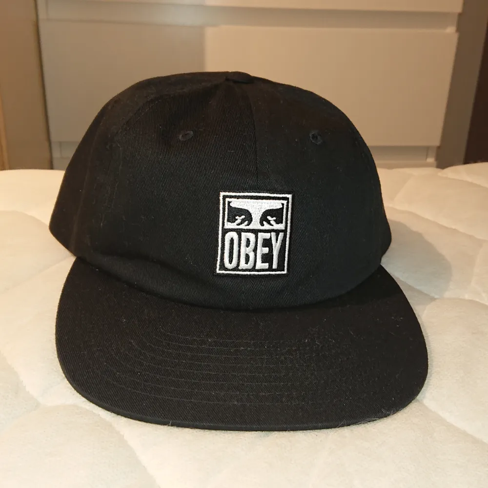 Säljer denna nya snygga Obey keps med skate style. Köpt på Carlings för 399 Kr. Kepsen passar mig inte i stilen tyvärr och väljer då att sälja den för ett bra pris + perfekt skick!! . Accessoarer.