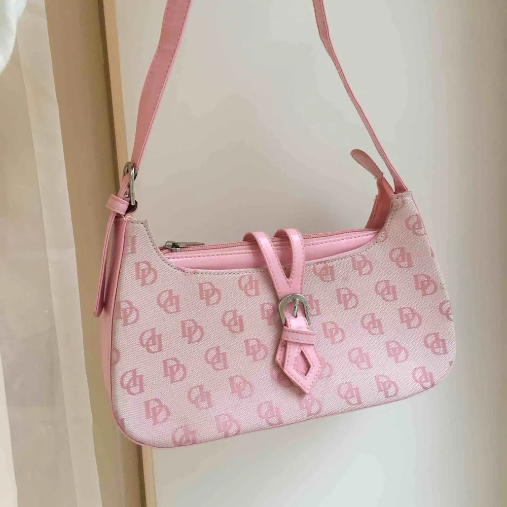 Hur söt? Urgullig rosa 90-tals väska 🌸 frakt 63 kr. Fraktar endast. Priset är ej prutbart.. Väskor.