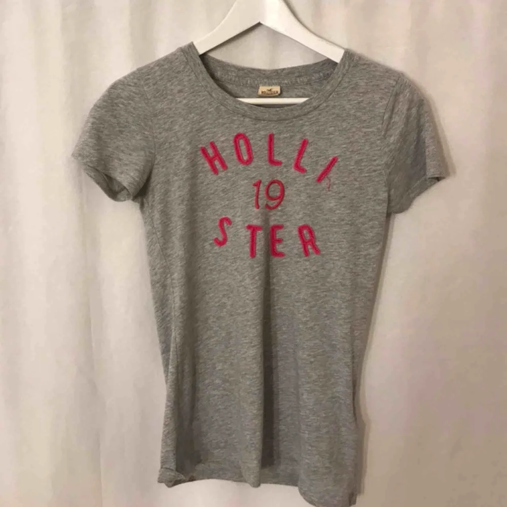 Hollister t-Shirt Ned Rosa text . T-shirts.