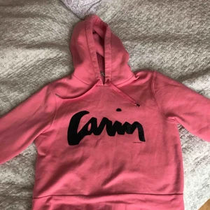  - Fint tröja men har tappat lite färg kolla bilder , därför priset , men fortfarande fin , hämta hos mig i Majorna eller skicka men frakten kostar 63 kr 