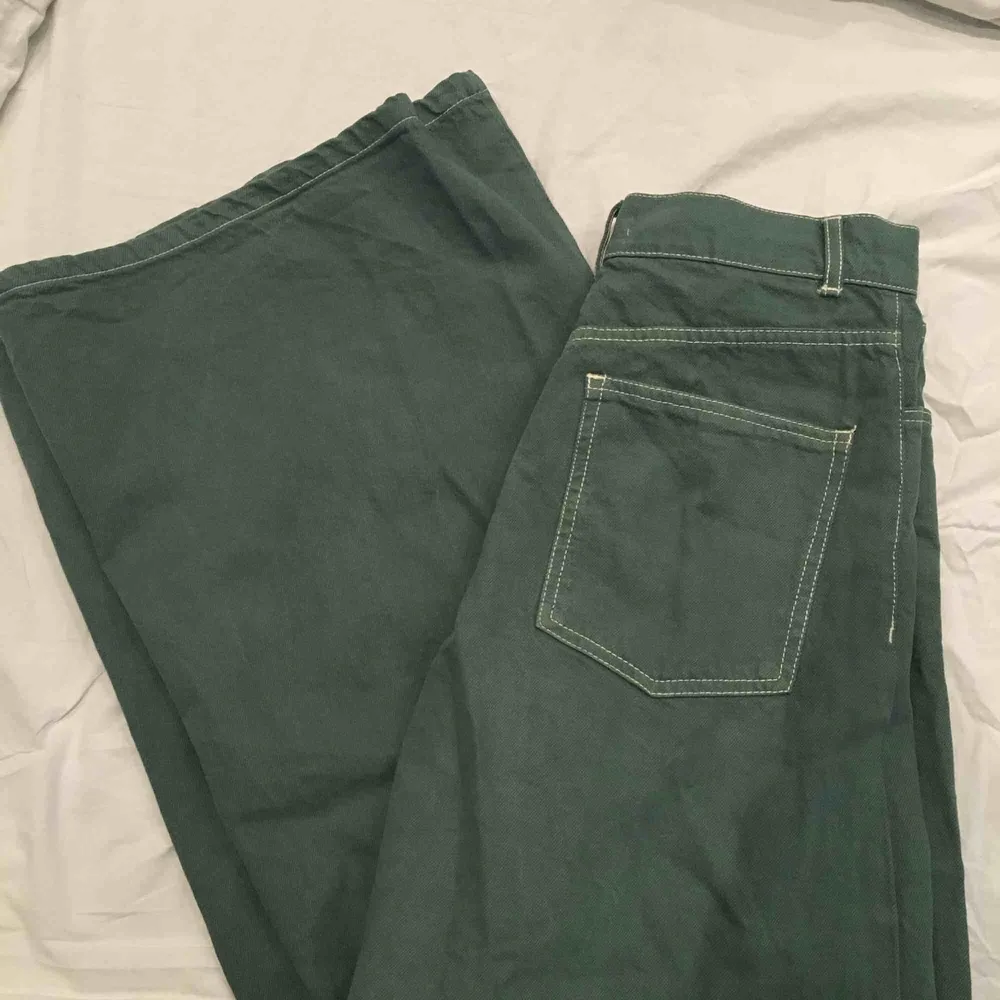 Gröna vida jeans från zara i storlek 34. Jeans & Byxor.