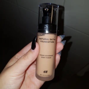  - Foundation från H&M i färgen Honey. Säljs på grund av fel färg, endast testad en gång. Frakt kan tillkomma!  
