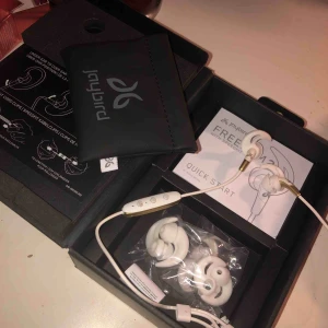  - Säljer ett par helt nya jaybird freedom pga att dem aldrig kommit till användning. Ord pris: 1399kr, du får dem för 799kr:) skriv gärna om du har frågor/ är intresserad!