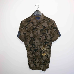  - Kortärmad camo skjorta från Zara. Också endast använd 1 gång.  Skick: 10 / 10. Ord pris: 399kr.