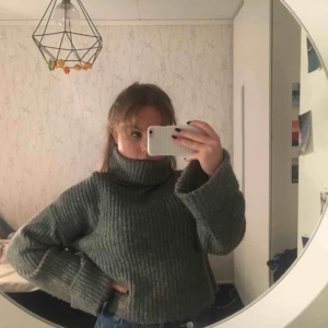  - Skön grå stickade tröja från Gina tricot! Använd ett fåtal gånger och är super skönt! Köparen står för frakten