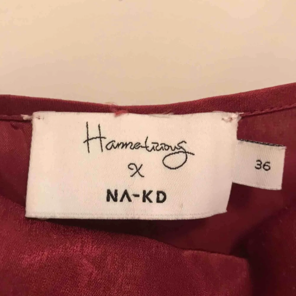 Supersnygg vinröd klänning från hannalicious x NA-KD i storlek S. Köpt här på Plick men passar tyvärr inte mig 😢 Frakt 18kr 💖🕺. Klänningar.