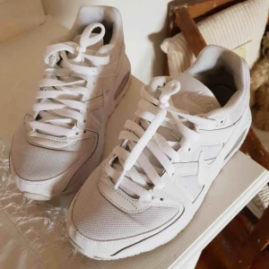  - Helvita Nike air i jättebra skick. Köpta här på Plick, knappt använda. Säljer pga för små. Storleken är us 7Y eller UK 6 motsvarar en 38,5 eller liten 39. Frakt ingår 