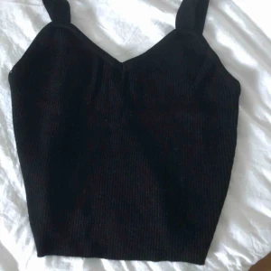  - snyggt svart ribbat linne 