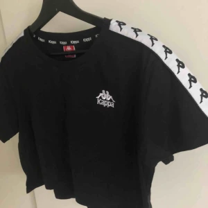  - Superfin och oanvänd cropped kappa t-shirt i storlek M. Kan mötas upp i Stockholm eller frakta men du står isf för frakten!🙌🏼