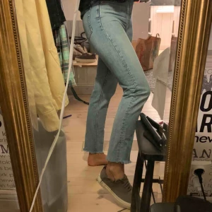  - ⚡️💫 säljer mina skitsnygga jeans från weekday pga att dom tyvärr är lite små på mig🤧. Nypris 600kr Frakt ingår ej, möts gärna upp i Stockholm 