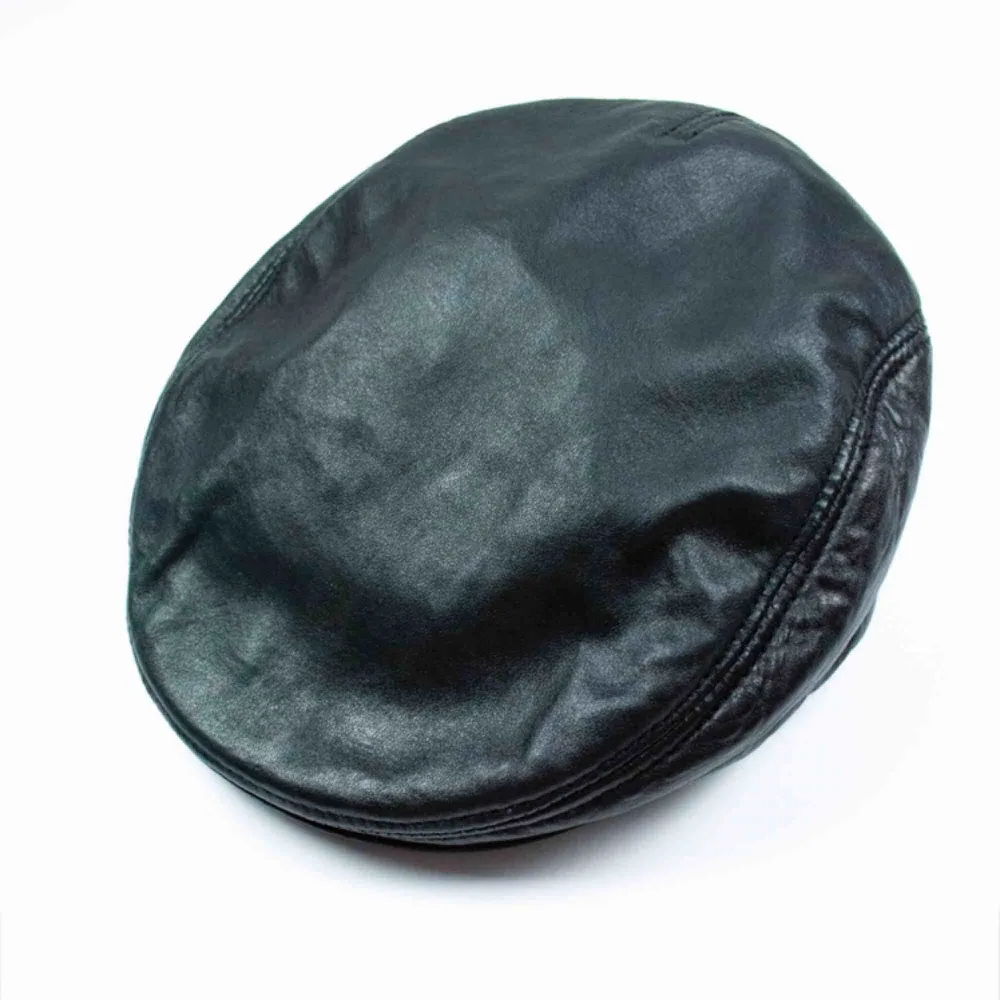 Vintage 90s Y2K real leather flat cap hat in black SIZE Label: 60/XL, but can be worn as one size Model: 165/XS Measurements: Circumference: ca 58,  26x 23 Free shipping! Read the full description at our website majorunit.com No returns . Accessoarer.