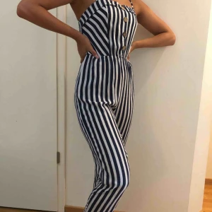  - Jättefin blå/vit randig jumpsuit köpt utomlands med knappdetaljer, helt oanvänd till och med lappen kvar.  Modellen 178 cm så den passar ALLA storlekar.  Startpris: 40kr  Buda på💖