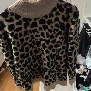  - Jättefin stickad polo tröja ifrån nakd med leomönster! Använd 3-4 gånger! Säljer för jag inte använder längre! Högsta bud får den! Frakt 50kr resten bjuder jag på! 