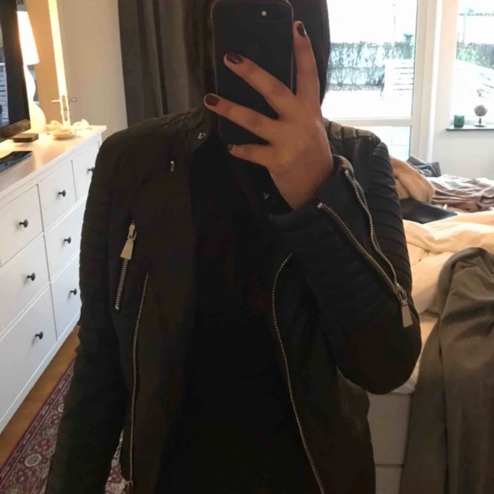 Chiquelle moto jacket i svart! Storlek 38 men sitter bra på mig som oftast har 36. Väldigt bra skick på jackan då den är använd fåtal gånger! Köparen står för frakten men priset kan diskuteras. . Jackor.